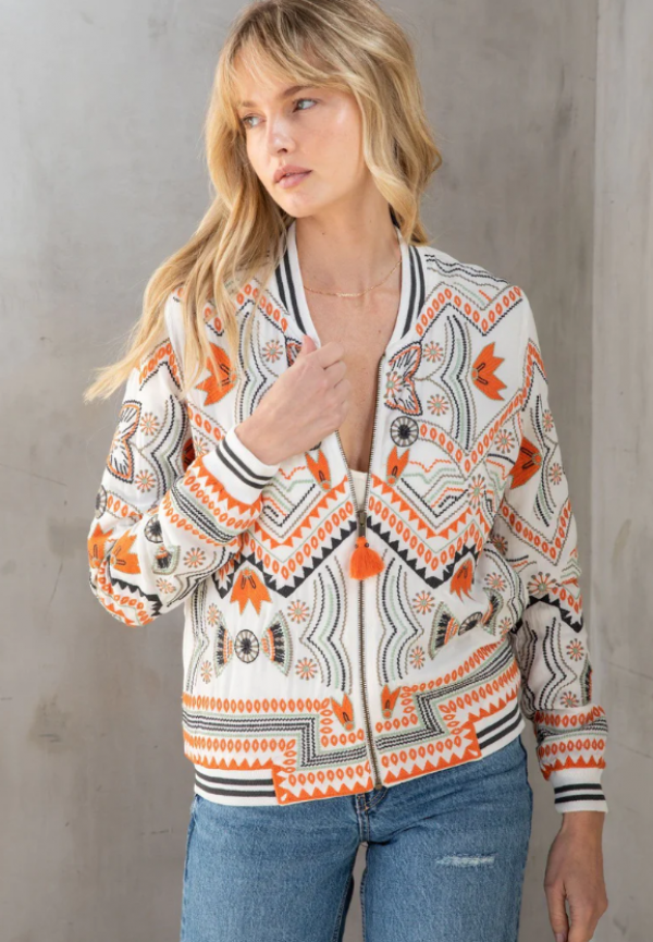 Jaket bomber dengan aksen warna kontras